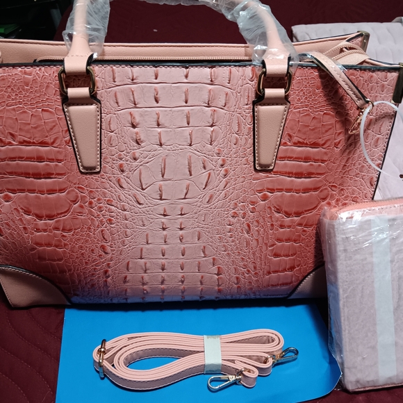 Elegant Pink Crocodile-Embossed Women's Bag - Picture 2 of 5